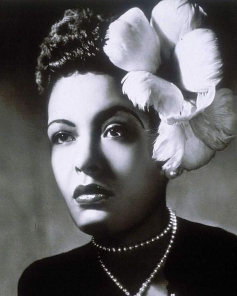 Billie Holiday Art, Billie Holiday Aesthetic, Billie Holiday Photos, Billy Holiday, Lady Sings The Blues, Black Glamour, Mazzy Star, Jazz Artists, Flowers In Her Hair