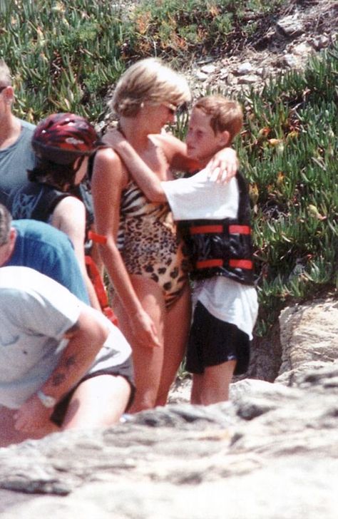 A cuddle for Harry on the beach. Below: Diana on a speedboat with the boys, Mohamed Al Fayed and other guests Princ Harry, Prins Harry, Princess Diana Family, Princess Diana Photos, Princess Diana Pictures, Modest Summer Dresses, Two Sons, Princes Diana, Principe Harry