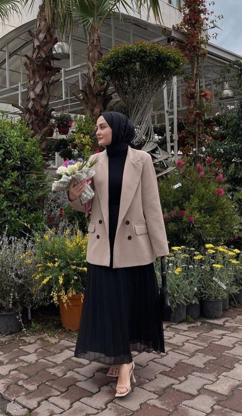 Modest Outfits With Blazers, Elegant Classy Hijab Outfits, Blazer Muslimah Outfit, Blazer With Dress Hijab, Ootd Blazer Casual, Office Hijab Style, Hijab Corporate Outfit, Blazer Outfits Casual Hijab, Modest Formal Outfits For Women