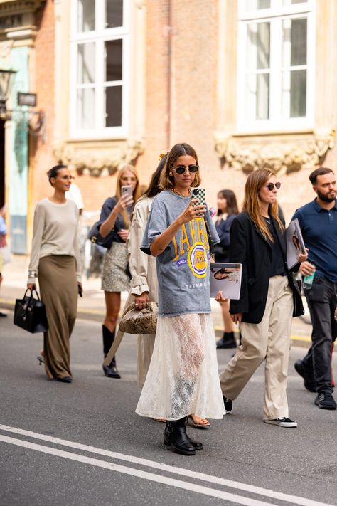 Copenhagen Street Style Summer, Black Lace Skirt Outfit, Chica Chola, Copenhagen Fashion Week Street Style, Dinner Outfit Casual, Aesthetic Overalls Outfit, Scandi Fashion, Copenhagen Street Style, Latina Outfits