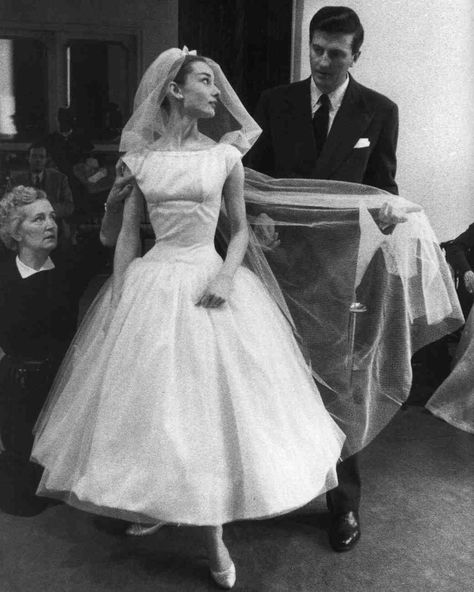 "Funny Face" Wedding Dress Audrey Hepburn was rocking her Givenchy dress way before Bey, as Jo Stockton in this 1957 movie. The super-chic, tea-length wedding gown has become one of the most iconic in the history of film. Funny Face Wedding Dress, Audrey Hepburn Wedding Dress, Audrey Hepburn Wedding, Audrey Hepburn Funny Face, Audrey Hepburn Outfit, Movie Wedding Dresses, Audrey Hepburn Pictures, Audrey Hepburn Dress, Sofia Loren