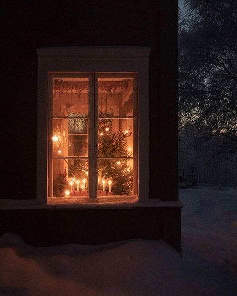 Swedish Cottage, Dark Christmas, Swedish Christmas, Cottage Christmas, Christmas Feeling, God Jul, Warm Christmas, Winter Magic, Merry Little Christmas