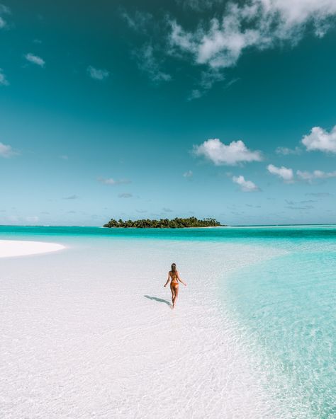 Clear blue water at Honeymoon Island in the Cook Islands Budget Friendly Honeymoon Destinations, Koh Rong Samloem, Where Is Bora Bora, Best Island Vacation, White Sand Beaches, Honeymoon Island, Beach Pink, Clear Blue Water, Pamukkale