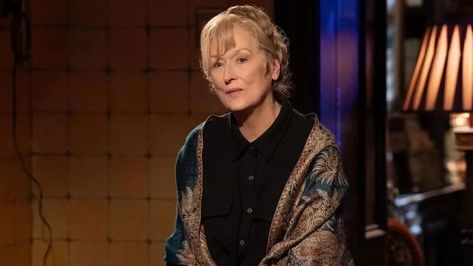 After joining the cast of Only Murders in the Building in season 3 as  Loretta Durkin, Meryl Streep will be returning in the 4th season as well. Loretta was in Oliver Putnum’s (Martin Short) … I Symbol, New York Theater, Ali Macgraw, Only Murders In The Building, Built In Dresser, Martin Short, Khaki Trench, Cup Of Jo, Paisley Shawl