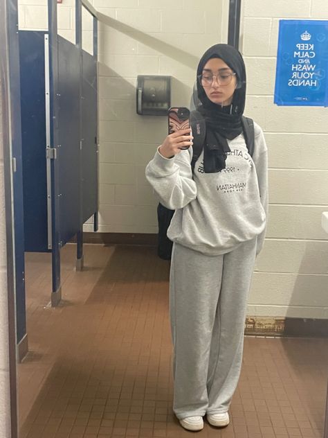 Highschool Outfits Hijab, School Outfits Highschool Hijab, Hijab Sweatpants Outfit, Hijabi Leggings Outfit, Grey Sweatpants Outfit Hijab, Comfy Hijabi Fits, Hijabi Tracksuit Outfit, Outfit Ideas For Women Hijab, Comfy Hijabi Outfits