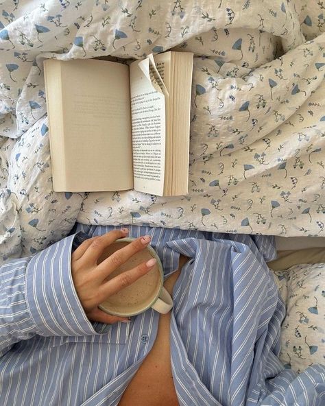 Bookish Aesthetic, Drømme Liv, Inspirerende Ord, Laying In Bed, Reading Aesthetic, Coastal Granddaughter, Fashion Mood Board, Slow Life, Sweet Nothings