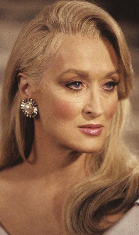 Meryl Streep Makeup Mistakes, Meryl Streep, Fashion Mistakes, Perfect Makeup, 10 Pounds, Stay Tuned, Makeup, Make Up