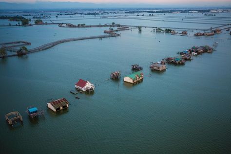 Picture of Manilla Greenhouse Effect, Floating City, Fishing Pictures, Sea Level Rise, Coastal Cities, Water Resources, Sea Level, Places Around The World, National Geographic