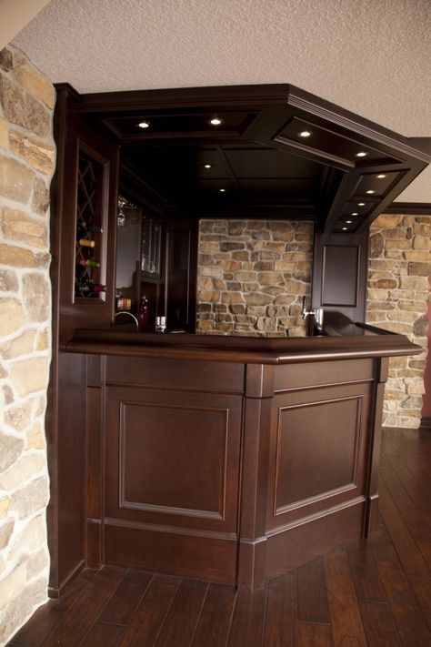 Side View Of A Basement Bar with Granite Countertops. Zigarren Lounges, Best Flooring For Basement, Home Bar Plans, Basement Bar Plans, Basement Flooring Options, Countertops Bathroom, Corner Bar, Home Bar Rooms, Modern Home Bar