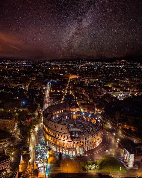 Foto Disney, City At Night, Night Photo, Living Modern, Italy Aesthetic, Photography Contests, Rome Travel, City Photography, City Aesthetic