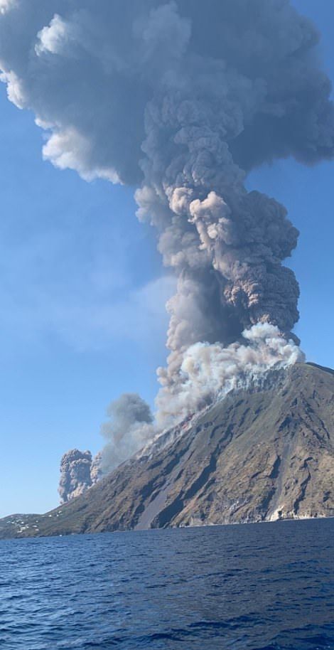 Landscape Photography Tips, Stromboli Volcano, Volcano Pictures, Old Country Churches, Holiday Snaps, Lava Flow, Active Volcano, Beautiful Locations Nature, Natural Phenomena