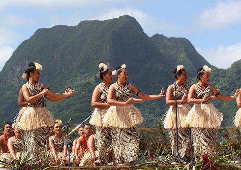 Dancers from Samoa | heeia98 | Flickr Samoan Dance, Tongan Culture, Samoan Culture, Samoan Designs, Cultural Dress, Polynesian Dance, Polynesian Islands, Costumes Around The World, Island Wear