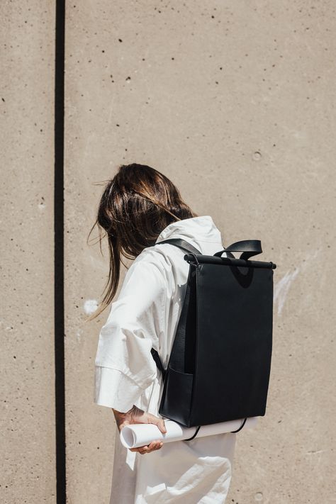 Sac à Dos: A Minimalist Backpack by The Atelier YUL: - Design Milk Minimalist Backpacking, Convertible Laptop Backpack, Tas Lv, Backpacking Essentials, Multifunction Bag, Minimalism Lifestyle, Minimalist Backpack, Minimalist Bag, Packing Light