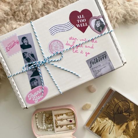 best Taylor Swift gifts and ideas for fans with a themed box, jewelry, and a signed Fearless CD Taylor Swift Gifts, Taylor Gifts, Cute Friendship Bracelets, Taylor Swift Birthday, Gift Inspo, Valentine Box, Gifts For New Parents, Birthday Gift Ideas, الرسومات اللطيفة