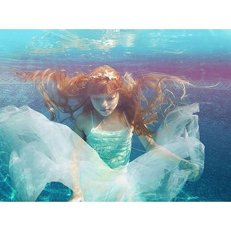 Beautiful . . #Repost @artsartisson Photo by me @artsartisson Model: Sophia Victoria Underwater Drawing, Underwater Photoshoot, Underwater Model, Underwater Portrait, Underwater Images, Underwater Pictures, Girl In Water, Underwater Art, Owl City