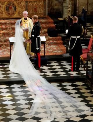 Meghan Markle in St George"s Chapel at Windsor Castle during her wedding to Prince Harry Meghan Markle Wedding Pictures, Diana Wedding Dress, Estilo Meghan Markle, Harry And Meghan Wedding, Princ Harry, Meghan Markle Wedding Dress, Harry Wedding, Princess Diana Wedding, Meghan Markle Wedding