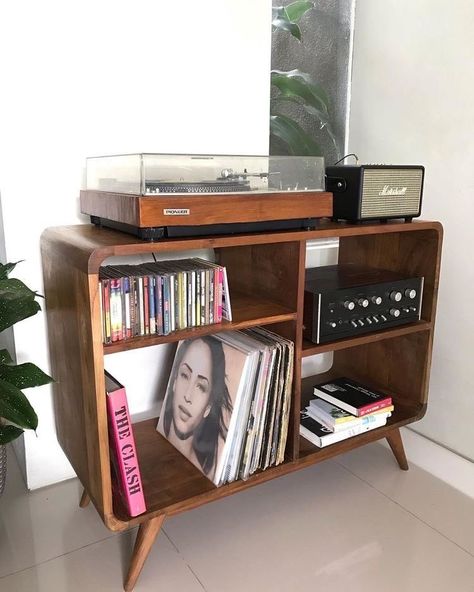 Vinyl Corner Ideas, Urban Outfitters X Pinterest Contest, 80s Home Decor, Italian Apartment, Record Room, Pinterest Contest, House Bedroom, Vinyl Storage, Record Storage