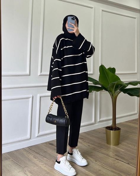 Muslim Girl Outfits, Stylish Outfits Casual, Hijab Fashion Summer, Estilo Hijab, Modest Casual Outfits, Stile Hijab, Muslim Outfits Casual, Hijab Style Casual, Casual College Outfits