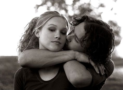 Pat & Kat (10 Things I Hate About You). This is where I first fell in love with Heath Ledger! :( Julia Stiles, 10 Things I Hate About You, Septième Art, 사진 촬영 포즈, I Love Cinema, The Smiths, Heath Ledger, The Perfect Guy, Film Tv