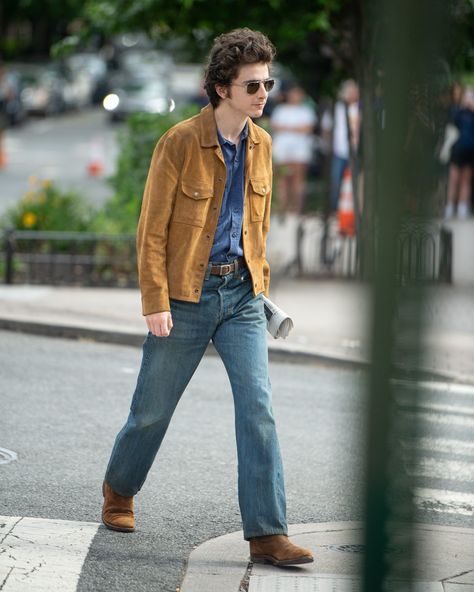 The hit Timothée-Chalamet-as-Bob-Dylan set fits keep coming. The recipe is simple: classic sunglasses, a cool suede trucker jacket, and great boots. Steal his look now at the link in bio. Timothee Chalamet Jacket, Steal His Look, Suede Trucker Jacket, Suede Jacket Men, Men Streetstyle, Classic Sunglasses, Timothee Chalamet, Bob Dylan, Trucker Jacket