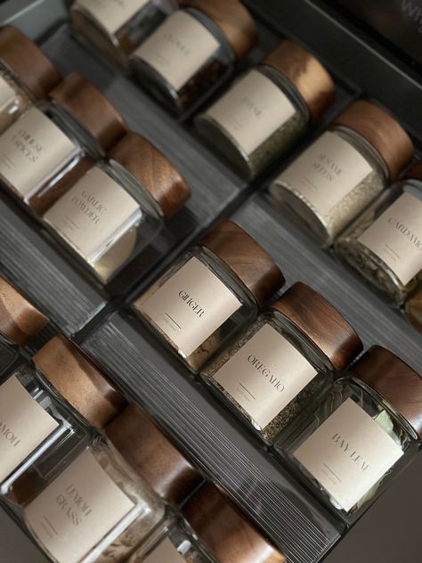 Aesthetic Spice Rack, Spice Drawer, House Organisation, Glass Spice Jars, Kitchen Organisation, Spice Bottles, Spice Cabinet, Spice Organization, Home Organisation