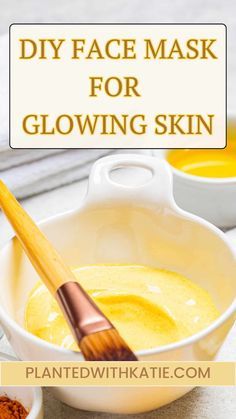 Do you want glowing skin without spending a lot of money on expensive skincare products? This is the best homemade face mask to achieve that! With simple ingredients you probably already have at home, you can create a DIY face mask that makes your skin shine. #facemask #diyskincare #facemaskrecipe Best Homemade Face Mask, Expensive Skincare, Face Mask For Glowing Skin, Mask For Glowing Skin, Homemade Makeup Remover, Homemade Face Mask, Homemade Makeup, Beauty Hacks Skincare, Glowing Skin Mask