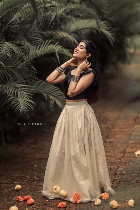 Ajrakh Onam Outfit, Onam Poses In Pattupavada, Onam Skirt And Top Poses, Onam Poses, Onam Skirt And Top Designs, Pattupavada For Women, Kerala Style Skirt And Top, Onam Photoshoot Ideas, Onam Shoot