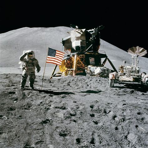 Yes, The Apollo Moon Landings Really Did Happen Nasa Moon, American Flag Art, Lunar Landing, Moon Walk, Famous Pictures, Apollo Missions, American Flag Wood, Moon Missions, Neil Armstrong