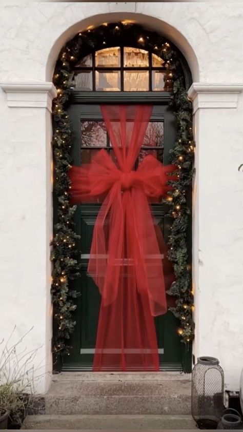 New Year Party Decorations Outdoor, Christmas Decoration 2023/2024, Christmas Bow Front Door, Outdoor Front Door Christmas Decor, Large Christmas Wall Decor, Ceiling Christmas Decor, Door For Christmas, Christmas Dreaming, Christmas Decor Inspiration