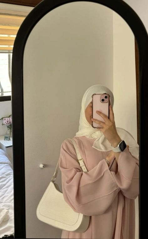 Aesthetic Modest Hijabi Outfits, Abaya Poses For Instagram, Modest Abaya Outfits, Pink Abaya Aesthetic, Abaya Outfits Aesthetic, Hijabi Pics For Instagram, Hijabi Abaya Outfits, Hijabi Winter Fits, Hijabi Mirror Selfie Aesthetic