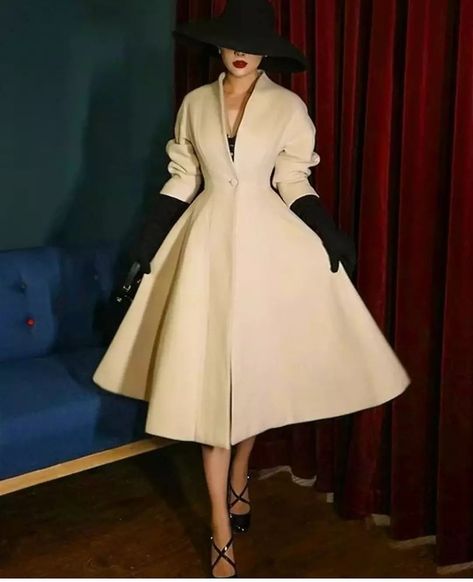 Naar_moda on Instagram: “#elegantoutfit @belle_muse” 1950 Fashion Women, Vintage Dress Sewing Patterns, Stylish Winter Coats, 50s Outfits, Vintage Dresses 50s, Vintage Style Outfits, Winter Fashion Outfits, Looks Vintage, Classy Dress