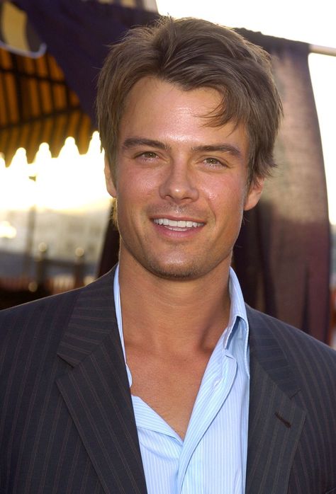 Pin for Later: 45 Really, Ridiculously Good-Looking Pictures of Josh Duhamel  Josh stepped out for the Movieline Young Hollywood Awards in 2004. Josh Duhamel, Hottest Male Celebrities, Mtv Movie Awards, Teen Choice Awards, Actrices Hollywood, Celebrity Dads, Matthew Mcconaughey, Poses For Pictures, Popsugar