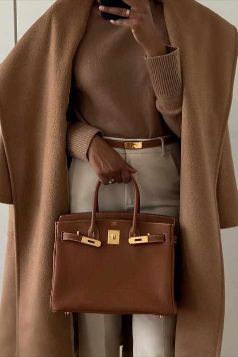 Camel Max Mara coat and Gold Birkin 30 outfit idea. Elegant outfit idea. Cream Pants Outfit, Look Working Girl, Camel Outfit, Camel Coat Outfit, Classic Style Outfits, Ținută Casual, Modieuze Outfits, Camel Coat, Coat Outfits