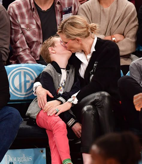 Cate Blanchett's Son Is Totally Mesmerized by the New York Knicks' Cheerleaders Cate Blanchett Kids, Cate Blanchett Children, Carol Therese, Cate Blanchett Style, Knicks Game, Catherine Élise Blanchett, Oceans 8, Interracial Marriage, Oscar Award