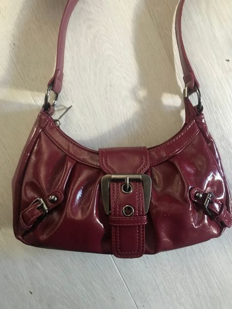 Vintage style hurgundy leather bag. Super cute pair it up with a white shirt and blue jeans Bags With Buckles, Cute Vintage Purses, Red Leather Bag Aesthetic, Dark Red Handbag, Red Bags Outfit, Dark Red Shoulder Bag, Cherry Red Purse, Red Leather Shoulder Bag, Brandy Melville Purse