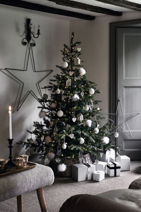 Elegant Christmas Tree Decorations, 6ft Christmas Tree, Fake Christmas Trees, Spruce Christmas Tree, Tree Inspiration, Christmas Tree Collection, Winter Decorations, Grey Christmas, Elegant Christmas Trees