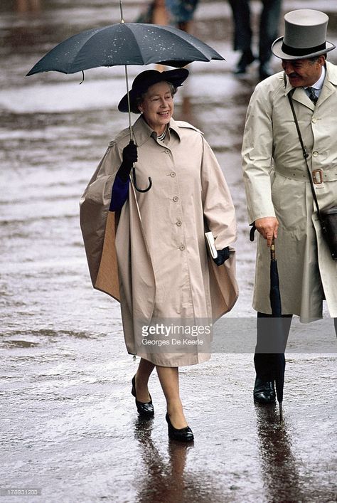 Queen Elizabeth II holds an umbrella during Royal Ascot on June 21, 1990 in Ascot, England.  (Photo by Georges De Keerle/Getty Images) Holding Umbrella, Rainha Elizabeth Ii, Queen E, Prinz William, Reine Elizabeth Ii, Hm The Queen, Reine Elizabeth, Elisabeth Ii, Reina Isabel Ii