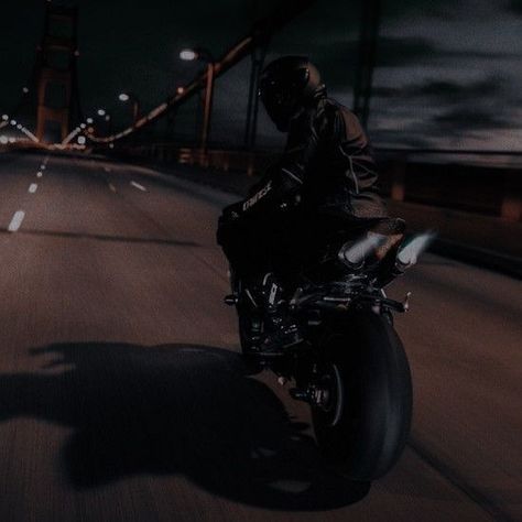 Motorcycle Aesthetic, Modus Operandi, Bike Pic, Cora Reilly, Character Aesthetic, Black Aesthetic, Book Aesthetic, Hush Hush, Dark Academia