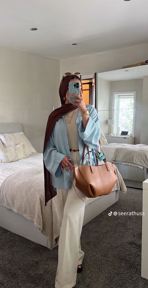 Old Money Blue Shirt, Hijab Ootd Aesthetic, Hijab Outfit Summer, Photo Bedroom, Modest Outfits Muslim, Modest Summer Fashion, Hijab Fashion Summer, White Pants Outfit, Estilo Hijab