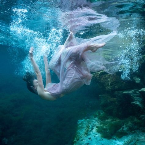 Girl Underwater, Underwater Drawing, Underwater Model, Underwater Photoshoot, Underwater Portrait, Water Movement, Ballet Poses, Girl In Water, Underwater Photographer