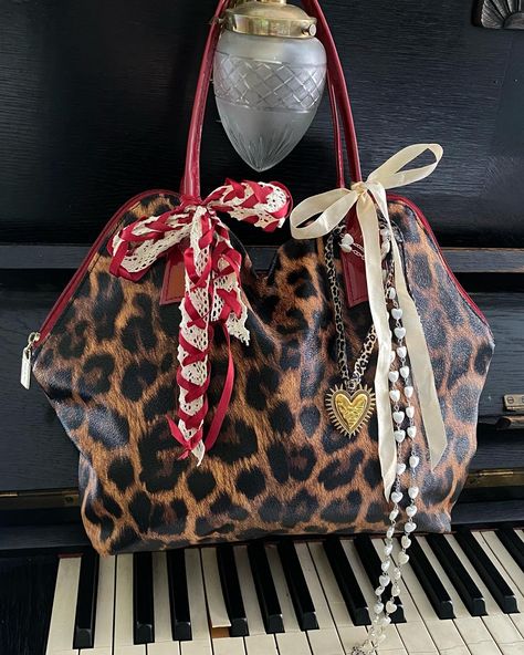 Vintage leopard bag is available to purchase 🏹 Jane Birkin Style, Thrift Style, Leopard Bag, Vintage Leopard, Vintage Thrift, Girly Bags, What In My Bag, Fancy Bags, Jane Birkin