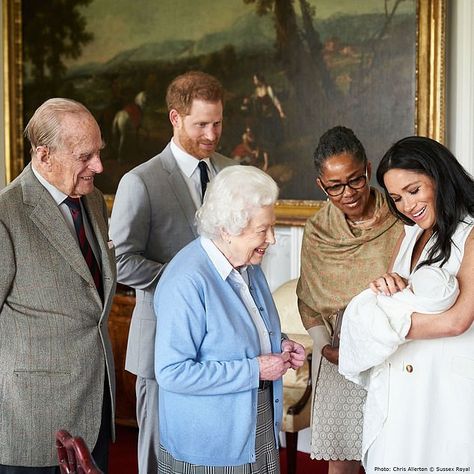 The moment Meghan and Harry introduce baby Archie to the Queen and Prince Philip as proud grandmother Doria watches on Prins Philip, Principe William Y Kate, Prins Charles, Archie Harrison, Princ Harry, Prince William Et Kate, Doria Ragland, Prince Harry Et Meghan, Prinz Charles