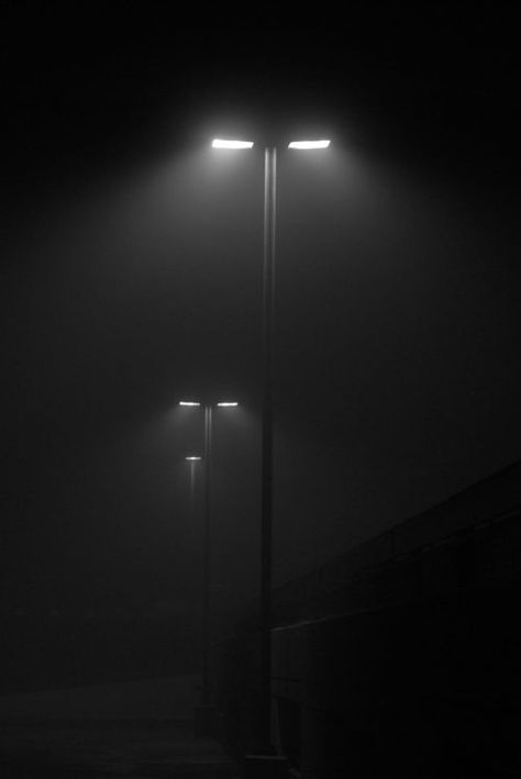 Iphone Light, Foggy Night, Dark Black Wallpaper, Iphone Wallpaper Lights, Black Phone Wallpaper, Iphone Black, Lit Wallpaper, Fotografi Alam Semula Jadi, Street Lights