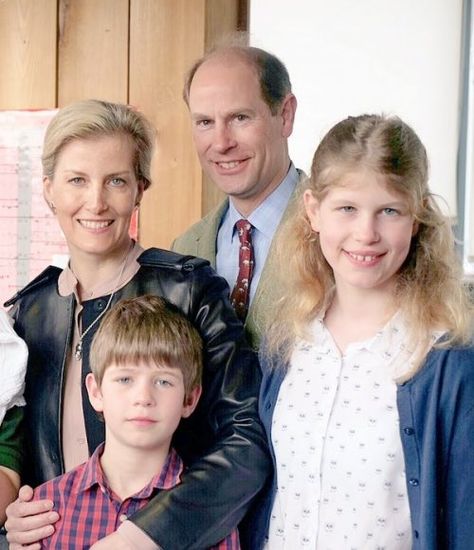 Earl & Countess of Wessex, Prince Edward & Sophie, with children Lady Louise and Viscount Severn James James Severn, James Viscount Severn, Sophie Rhys Jones, James Viscount, Louise Mountbatten, Royal Family Portrait, Viscount Severn, Rainha Elizabeth Ii, English Royal Family