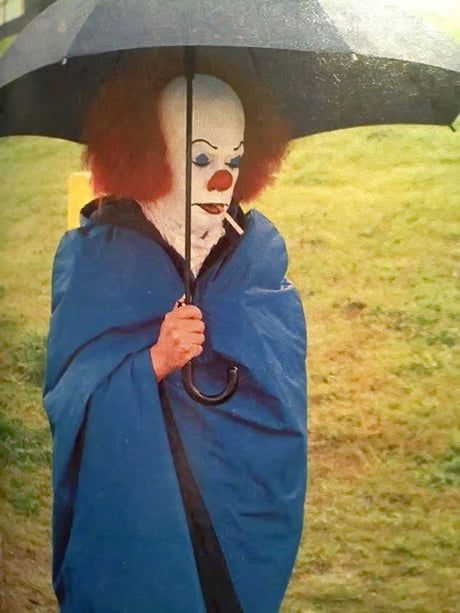 Tim Curry behind scenes of It 1990 It 1990, Helloween Wallpaper, Pierrot Clown, Tim Curry, Goth Halloween, The Rocky Horror Picture Show, Septième Art, Horror Movie Icons, Creepy Clown