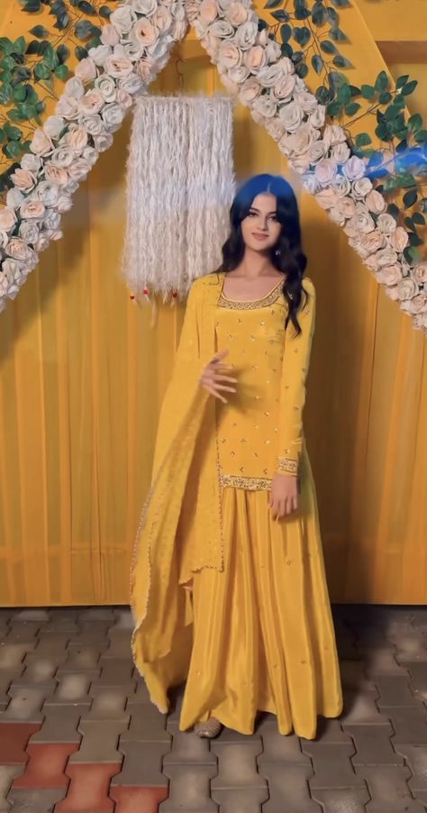 Wedding Plazo Dress, Floral Indian Suit, Suit And Plazo Design, Minimal Haldi Outfit, Yellow Garara Dress, Traditional Sharara Designs, Cute Haldi Outfits, Punjabi Reception Outfit Guest, Haldi Outfit For Guest