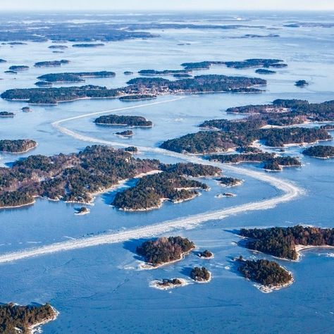 An archipelago, skärgård, is a group of islands, usually in connection to a coast. Stockholms #skärgård is the largest archipelago in Sweden, consisting of approximately 24 000 islands, and one of the things #Stockholm is most famous for...   #globuzzer #expat #expatinsweden #sweden #discoversweden #swedenarchipelago #archipelago #discoverstockholm #visitsweden Norway Travel Guide, Sumber Daya Alam, Stockholm Archipelago, Visit Stockholm, Visit Sweden, Stockholm City, Kenya Travel, Travel Books, Sailing Adventures