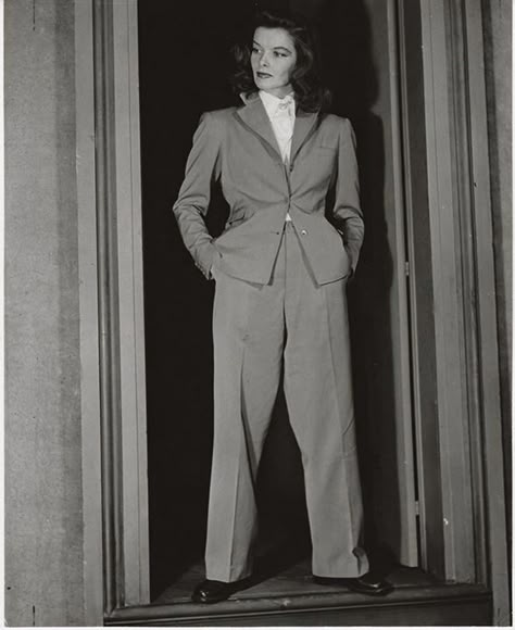 Katherine Hepburn Style, Hollywood Suits, 1940s Aesthetic, Detective Outfit, 1940s Suit, 1940s Women, Katherine Hepburn, Women In Suits, Star Wars Fashion