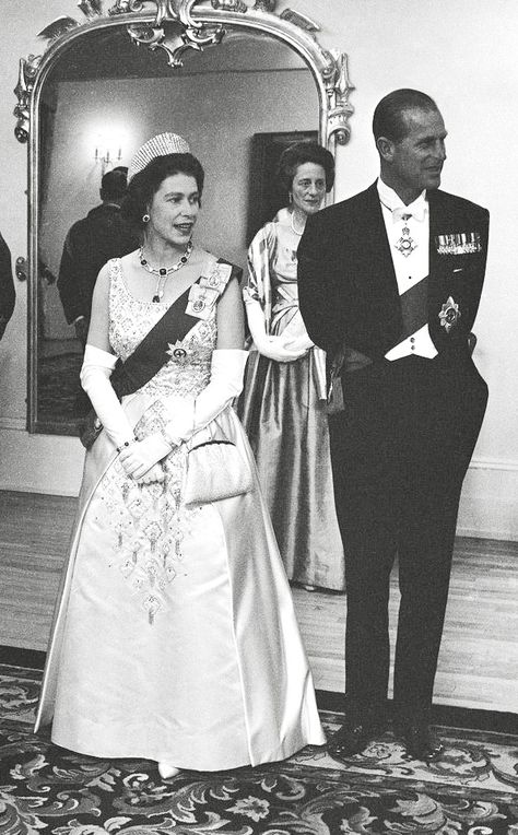 1964. Canada. Queen Elizabeth and Prince Philip in Canada. She wears a satin dress in white, which she pairs with matching pumps. Young Queen Elizabeth, Rainha Elizabeth Ii, Reine Elizabeth Ii, Hm The Queen, Reine Elizabeth, Elisabeth Ii, British Royal Families, Reina Isabel Ii, 1960s Dress