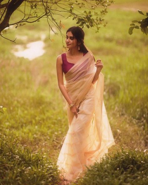 Kerala Saree Photoshoot, Onam Outfits Ideas, Onam Dress, Onam Outfits, Onam Saree, Simple Saree Designs, Saree Poses, Indian Look, Desi Fashion Casual